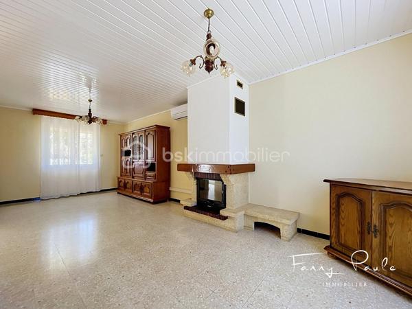 EXCLUSIVITÉ – Située dans un quartier résidentiel recherché de Sauvian, à proximité immédiate des commerces, écoles et commodités accessibles à pied, cette agréable maison familiale de 92 m² habitables est implantée sur une parcelle de 251 m².

Dès l'entrée, vous découvrirez une pièce de vie traversante, lumineuse et climatisée, composée d'un séjour-salle à manger agrémenté d'une cheminée, offrant un espace chaleureux et convivial.

La cuisine indépendante bénéficie d'un accès direct à l'extérieur, idéal pour profiter des repas en terrasse et des beaux jours.

Le rez-de-chaussée comprend également un bureau pouvant convenir au télétravail ou à une activité indépendante ainsi qu'une salle d'eau avec WC.

À l'étage, l'espace nuit propose trois chambres avec rangements, une seconde salle d'eau, un WC indépendant ainsi qu'un espace de stockage pratique.

À l'extérieur, la propriété dispose d'un agréable jardin d'accueil permettant le stationnement de plusieurs véhicules sur la parcelle.

À l'arrière, une terrasse carrelée prolonge les espaces de vie et s'accompagne d'un barbecue maçonné ainsi que d'un abri de rangement. Le terrain, facile d'entretien, offre un beau potentiel d'aménagement et peut accueillir une piscine.

Un puits et un système d'arrosage automatique complètent les prestations.

À seulement quelques minutes de Béziers et des plages méditerranéennes, cette maison fonctionnelle et bien entretenue constitue une belle opportunité pour une résidence principale ou secondaire.

Pour toute information complémentaire ou pour organiser une visite, contactez Fanny PAULE.