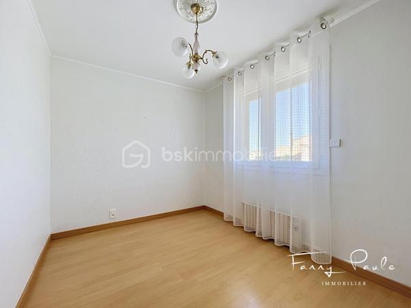 EXCLUSIVITÉ – Située dans un quartier résidentiel recherché de Sauvian, à proximité immédiate des commerces, écoles et commodités accessibles à pied, cette agréable maison familiale de 92 m² habitables est implantée sur une parcelle de 251 m².

Dès l'entrée, vous découvrirez une pièce de vie traversante, lumineuse et climatisée, composée d'un séjour-salle à manger agrémenté d'une cheminée, offrant un espace chaleureux et convivial.

La cuisine indépendante bénéficie d'un accès direct à l'extérieur, idéal pour profiter des repas en terrasse et des beaux jours.

Le rez-de-chaussée comprend également un bureau pouvant convenir au télétravail ou à une activité indépendante ainsi qu'une salle d'eau avec WC.

À l'étage, l'espace nuit propose trois chambres avec rangements, une seconde salle d'eau, un WC indépendant ainsi qu'un espace de stockage pratique.

À l'extérieur, la propriété dispose d'un agréable jardin d'accueil permettant le stationnement de plusieurs véhicules sur la parcelle.

À l'arrière, une terrasse carrelée prolonge les espaces de vie et s'accompagne d'un barbecue maçonné ainsi que d'un abri de rangement. Le terrain, facile d'entretien, offre un beau potentiel d'aménagement et peut accueillir une piscine.

Un puits et un système d'arrosage automatique complètent les prestations.

À seulement quelques minutes de Béziers et des plages méditerranéennes, cette maison fonctionnelle et bien entretenue constitue une belle opportunité pour une résidence principale ou secondaire.

Pour toute information complémentaire ou pour organiser une visite, contactez Fanny PAULE.
