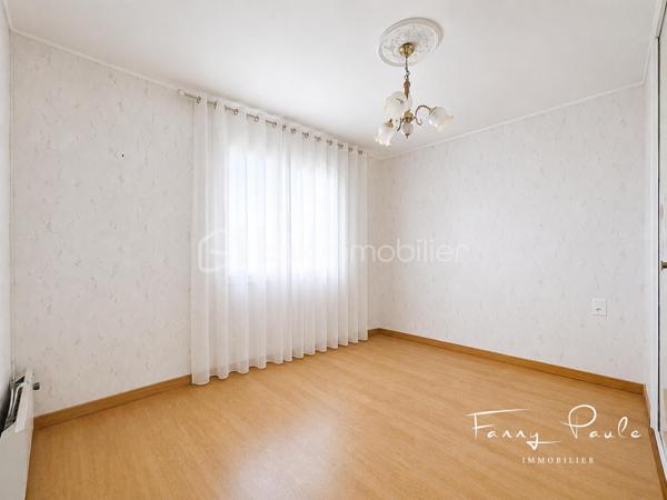 EXCLUSIVITÉ – Située dans un quartier résidentiel recherché de Sauvian, à proximité immédiate des commerces, écoles et commodités accessibles à pied, cette agréable maison familiale de 92 m² habitables est implantée sur une parcelle de 251 m².

Dès l'entrée, vous découvrirez une pièce de vie traversante, lumineuse et climatisée, composée d'un séjour-salle à manger agrémenté d'une cheminée, offrant un espace chaleureux et convivial.

La cuisine indépendante bénéficie d'un accès direct à l'extérieur, idéal pour profiter des repas en terrasse et des beaux jours.

Le rez-de-chaussée comprend également un bureau pouvant convenir au télétravail ou à une activité indépendante ainsi qu'une salle d'eau avec WC.

À l'étage, l'espace nuit propose trois chambres avec rangements, une seconde salle d'eau, un WC indépendant ainsi qu'un espace de stockage pratique.

À l'extérieur, la propriété dispose d'un agréable jardin d'accueil permettant le stationnement de plusieurs véhicules sur la parcelle.

À l'arrière, une terrasse carrelée prolonge les espaces de vie et s'accompagne d'un barbecue maçonné ainsi que d'un abri de rangement. Le terrain, facile d'entretien, offre un beau potentiel d'aménagement et peut accueillir une piscine.

Un puits et un système d'arrosage automatique complètent les prestations.

À seulement quelques minutes de Béziers et des plages méditerranéennes, cette maison fonctionnelle et bien entretenue constitue une belle opportunité pour une résidence principale ou secondaire.

Pour toute information complémentaire ou pour organiser une visite, contactez Fanny PAULE.