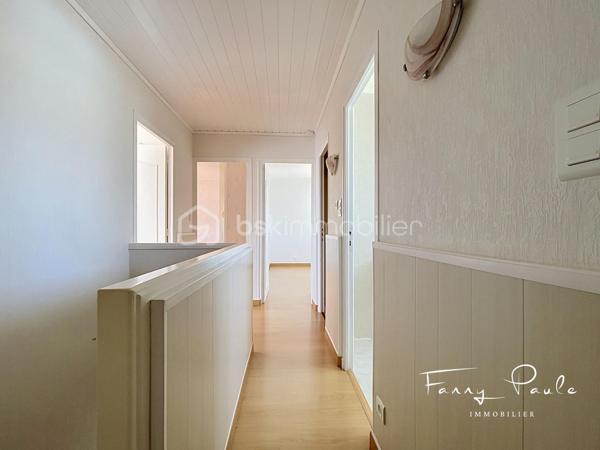EXCLUSIVITÉ – Située dans un quartier résidentiel recherché de Sauvian, à proximité immédiate des commerces, écoles et commodités accessibles à pied, cette agréable maison familiale de 92 m² habitables est implantée sur une parcelle de 251 m².

Dès l'entrée, vous découvrirez une pièce de vie traversante, lumineuse et climatisée, composée d'un séjour-salle à manger agrémenté d'une cheminée, offrant un espace chaleureux et convivial.

La cuisine indépendante bénéficie d'un accès direct à l'extérieur, idéal pour profiter des repas en terrasse et des beaux jours.

Le rez-de-chaussée comprend également un bureau pouvant convenir au télétravail ou à une activité indépendante ainsi qu'une salle d'eau avec WC.

À l'étage, l'espace nuit propose trois chambres avec rangements, une seconde salle d'eau, un WC indépendant ainsi qu'un espace de stockage pratique.

À l'extérieur, la propriété dispose d'un agréable jardin d'accueil permettant le stationnement de plusieurs véhicules sur la parcelle.

À l'arrière, une terrasse carrelée prolonge les espaces de vie et s'accompagne d'un barbecue maçonné ainsi que d'un abri de rangement. Le terrain, facile d'entretien, offre un beau potentiel d'aménagement et peut accueillir une piscine.

Un puits et un système d'arrosage automatique complètent les prestations.

À seulement quelques minutes de Béziers et des plages méditerranéennes, cette maison fonctionnelle et bien entretenue constitue une belle opportunité pour une résidence principale ou secondaire.

Pour toute information complémentaire ou pour organiser une visite, contactez Fanny PAULE.