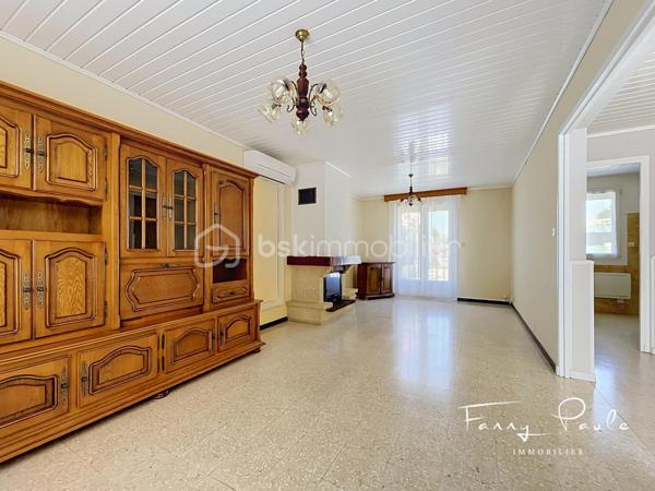 EXCLUSIVITÉ – Située dans un quartier résidentiel recherché de Sauvian, à proximité immédiate des commerces, écoles et commodités accessibles à pied, cette agréable maison familiale de 92 m² habitables est implantée sur une parcelle de 251 m².

Dès l'entrée, vous découvrirez une pièce de vie traversante, lumineuse et climatisée, composée d'un séjour-salle à manger agrémenté d'une cheminée, offrant un espace chaleureux et convivial.

La cuisine indépendante bénéficie d'un accès direct à l'extérieur, idéal pour profiter des repas en terrasse et des beaux jours.

Le rez-de-chaussée comprend également un bureau pouvant convenir au télétravail ou à une activité indépendante ainsi qu'une salle d'eau avec WC.

À l'étage, l'espace nuit propose trois chambres avec rangements, une seconde salle d'eau, un WC indépendant ainsi qu'un espace de stockage pratique.

À l'extérieur, la propriété dispose d'un agréable jardin d'accueil permettant le stationnement de plusieurs véhicules sur la parcelle.

À l'arrière, une terrasse carrelée prolonge les espaces de vie et s'accompagne d'un barbecue maçonné ainsi que d'un abri de rangement. Le terrain, facile d'entretien, offre un beau potentiel d'aménagement et peut accueillir une piscine.

Un puits et un système d'arrosage automatique complètent les prestations.

À seulement quelques minutes de Béziers et des plages méditerranéennes, cette maison fonctionnelle et bien entretenue constitue une belle opportunité pour une résidence principale ou secondaire.

Pour toute information complémentaire ou pour organiser une visite, contactez Fanny PAULE.