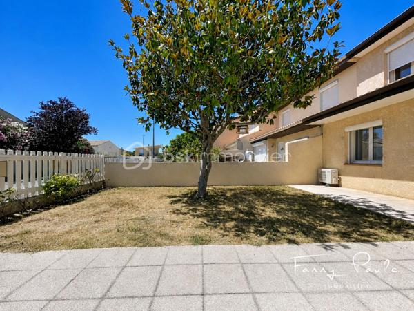 EXCLUSIVITÉ – Située dans un quartier résidentiel recherché de Sauvian, à proximité immédiate des commerces, écoles et commodités accessibles à pied, cette agréable maison familiale de 92 m² habitables est implantée sur une parcelle de 251 m².

Dès l'entrée, vous découvrirez une pièce de vie traversante, lumineuse et climatisée, composée d'un séjour-salle à manger agrémenté d'une cheminée, offrant un espace chaleureux et convivial.

La cuisine indépendante bénéficie d'un accès direct à l'extérieur, idéal pour profiter des repas en terrasse et des beaux jours.

Le rez-de-chaussée comprend également un bureau pouvant convenir au télétravail ou à une activité indépendante ainsi qu'une salle d'eau avec WC.

À l'étage, l'espace nuit propose trois chambres avec rangements, une seconde salle d'eau, un WC indépendant ainsi qu'un espace de stockage pratique.

À l'extérieur, la propriété dispose d'un agréable jardin d'accueil permettant le stationnement de plusieurs véhicules sur la parcelle.

À l'arrière, une terrasse carrelée prolonge les espaces de vie et s'accompagne d'un barbecue maçonné ainsi que d'un abri de rangement. Le terrain, facile d'entretien, offre un beau potentiel d'aménagement et peut accueillir une piscine.

Un puits et un système d'arrosage automatique complètent les prestations.

À seulement quelques minutes de Béziers et des plages méditerranéennes, cette maison fonctionnelle et bien entretenue constitue une belle opportunité pour une résidence principale ou secondaire.

Pour toute information complémentaire ou pour organiser une visite, contactez Fanny PAULE.