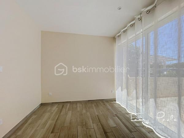 EXCLUSIVITÉ – Située dans un quartier résidentiel recherché de Sauvian, à proximité immédiate des commerces, écoles et commodités accessibles à pied, cette agréable maison familiale de 92 m² habitables est implantée sur une parcelle de 251 m².

Dès l'entrée, vous découvrirez une pièce de vie traversante, lumineuse et climatisée, composée d'un séjour-salle à manger agrémenté d'une cheminée, offrant un espace chaleureux et convivial.

La cuisine indépendante bénéficie d'un accès direct à l'extérieur, idéal pour profiter des repas en terrasse et des beaux jours.

Le rez-de-chaussée comprend également un bureau pouvant convenir au télétravail ou à une activité indépendante ainsi qu'une salle d'eau avec WC.

À l'étage, l'espace nuit propose trois chambres avec rangements, une seconde salle d'eau, un WC indépendant ainsi qu'un espace de stockage pratique.

À l'extérieur, la propriété dispose d'un agréable jardin d'accueil permettant le stationnement de plusieurs véhicules sur la parcelle.

À l'arrière, une terrasse carrelée prolonge les espaces de vie et s'accompagne d'un barbecue maçonné ainsi que d'un abri de rangement. Le terrain, facile d'entretien, offre un beau potentiel d'aménagement et peut accueillir une piscine.

Un puits et un système d'arrosage automatique complètent les prestations.

À seulement quelques minutes de Béziers et des plages méditerranéennes, cette maison fonctionnelle et bien entretenue constitue une belle opportunité pour une résidence principale ou secondaire.

Pour toute information complémentaire ou pour organiser une visite, contactez Fanny PAULE.
