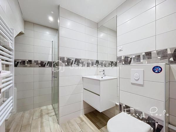 EXCLUSIVITÉ – Située dans un quartier résidentiel recherché de Sauvian, à proximité immédiate des commerces, écoles et commodités accessibles à pied, cette agréable maison familiale de 92 m² habitables est implantée sur une parcelle de 251 m².

Dès l'entrée, vous découvrirez une pièce de vie traversante, lumineuse et climatisée, composée d'un séjour-salle à manger agrémenté d'une cheminée, offrant un espace chaleureux et convivial.

La cuisine indépendante bénéficie d'un accès direct à l'extérieur, idéal pour profiter des repas en terrasse et des beaux jours.

Le rez-de-chaussée comprend également un bureau pouvant convenir au télétravail ou à une activité indépendante ainsi qu'une salle d'eau avec WC.

À l'étage, l'espace nuit propose trois chambres avec rangements, une seconde salle d'eau, un WC indépendant ainsi qu'un espace de stockage pratique.

À l'extérieur, la propriété dispose d'un agréable jardin d'accueil permettant le stationnement de plusieurs véhicules sur la parcelle.

À l'arrière, une terrasse carrelée prolonge les espaces de vie et s'accompagne d'un barbecue maçonné ainsi que d'un abri de rangement. Le terrain, facile d'entretien, offre un beau potentiel d'aménagement et peut accueillir une piscine.

Un puits et un système d'arrosage automatique complètent les prestations.

À seulement quelques minutes de Béziers et des plages méditerranéennes, cette maison fonctionnelle et bien entretenue constitue une belle opportunité pour une résidence principale ou secondaire.

Pour toute information complémentaire ou pour organiser une visite, contactez Fanny PAULE.