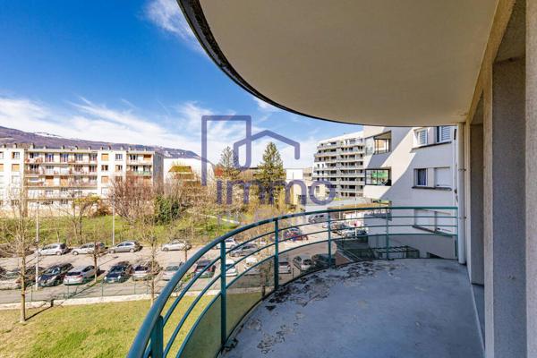 Echirolles, T2+ Cuisine avec terrasse avec vue dégagée