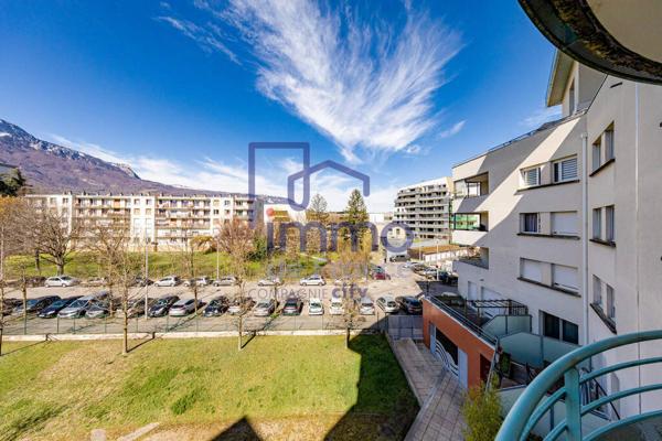 Echirolles, T2+ Cuisine avec terrasse avec vue dégagée