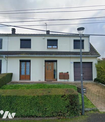 Maison mitoyenne d’un côté à usage d’habitation, comprenant 5 pièces principales.