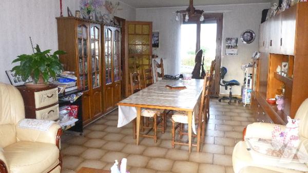 Maison mitoyenne d’un côté à usage d’habitation, comprenant 5 pièces principales.