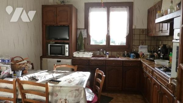 Maison mitoyenne d’un côté à usage d’habitation, comprenant 5 pièces principales.