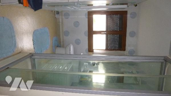 Maison mitoyenne d’un côté à usage d’habitation, comprenant 5 pièces principales.