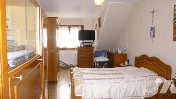 Maison mitoyenne d’un côté à usage d’habitation, comprenant 5 pièces principales.