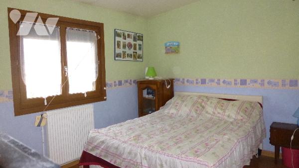 Maison mitoyenne d’un côté à usage d’habitation, comprenant 5 pièces principales.