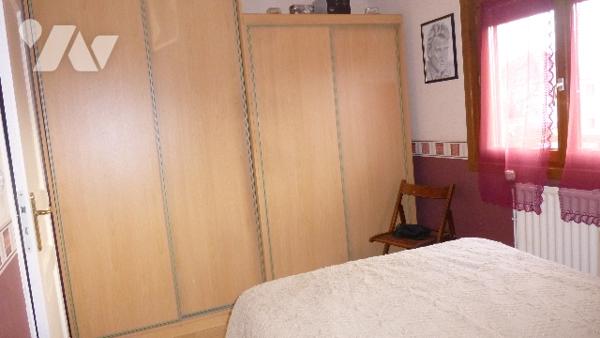 Maison mitoyenne d’un côté à usage d’habitation, comprenant 5 pièces principales.