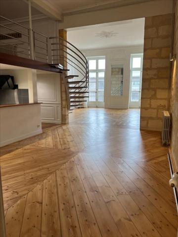 T5 DUPLEX DE CARACTÈRE QUAI DES CHARTRONS BORDEAUX
