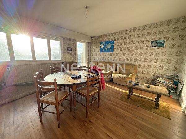 LOCMINE - Appartement à rénover centre-ville à vendre, 2 chambres, balcon et parking