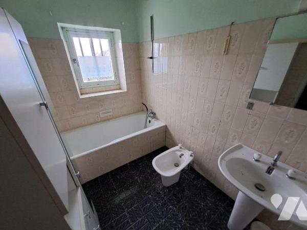 Exclusivement chez 1816 Notaires

Maison ancienne en pierre à rénover comprenant :

- rdc: ...