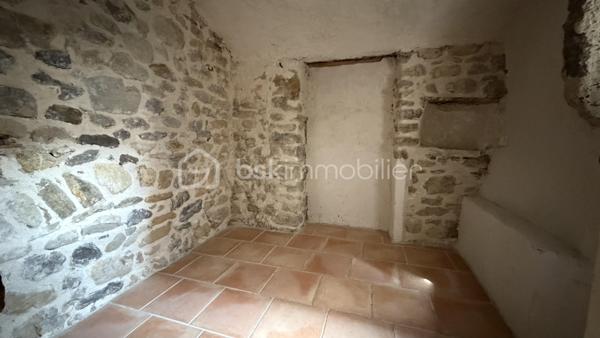 Au coeur de Saillans, dans un ancien hôtel, studio à rénover d'environ 27 m². 
Idéal investisseur !