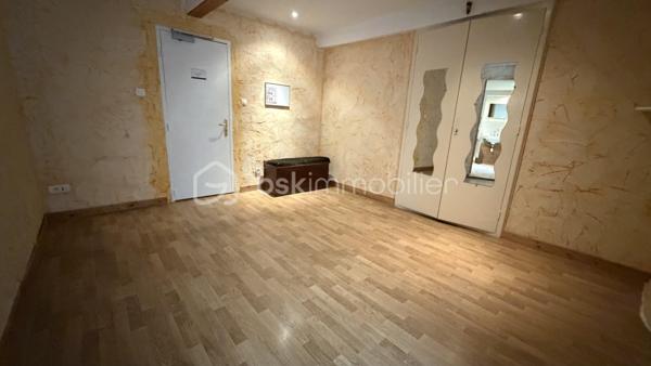 Au coeur de Saillans, dans un ancien hôtel, studio à rénover d'environ 27 m². 
Idéal investisseur !