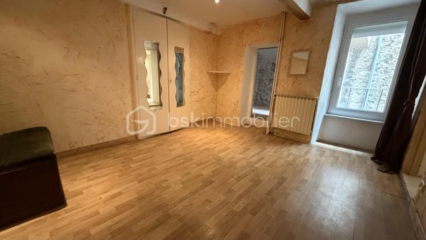 Au coeur de Saillans, dans un ancien hôtel, studio à rénover d'environ 27 m². 
Idéal investisseur !