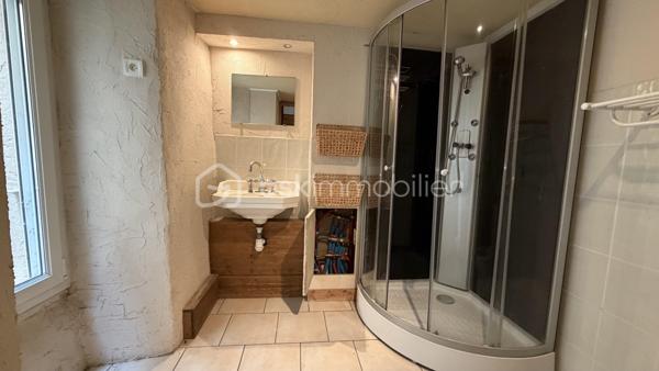 Au coeur de Saillans, dans un ancien hôtel, studio à rénover d'environ 27 m². 
Idéal investisseur !