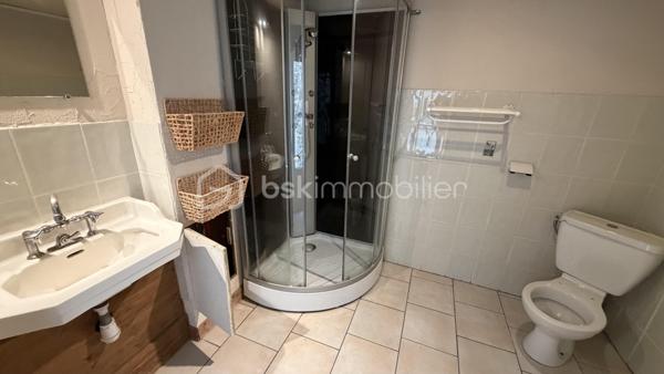 Au coeur de Saillans, dans un ancien hôtel, studio à rénover d'environ 27 m². 
Idéal investisseur !