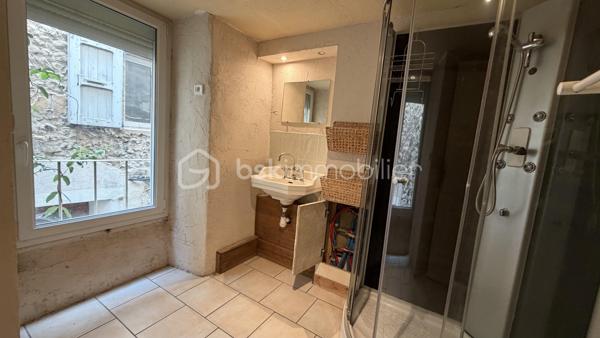 Au coeur de Saillans, dans un ancien hôtel, studio à rénover d'environ 27 m². 
Idéal investisseur !