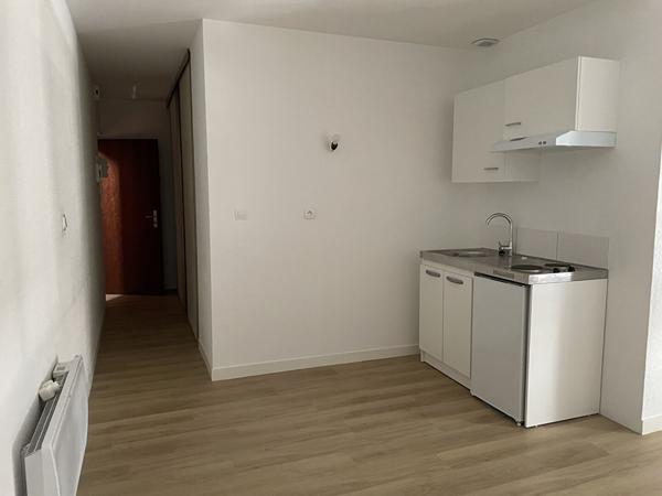 A LOUER BREST CENTRE JAURES/GAMBETTA/ - STUDIO RENOVE - 22.8 M2