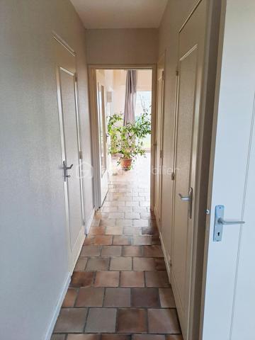 Maison de 81 m2 à Tours quartier Choiseul.

Découvrez cette maison à proximité des lignes 17, 52, 66 et 73, proche des écoles, du lycée Choiseul ainsi que des services santé et des commerces.

Elle se compose, au rez-de-chaussée d'une entrée desservant une cuisine (entièrement aménageable), un WC, un accès au garage et un séjour avec une alcôve-salon pouvant être transformé en 3 ème chambre ou en bureau.

A l'étage, un couloir avec vide sur séjour accède à deux chambres et une salle de bain avec WC. Un espace rangement (petit grenier) est accessible par l'escalier.

En extérieur, vous trouverez une terrasse donnant sur le séjour, une dépendance, un cabanon, un jardin, un garage et une place de stationnement.