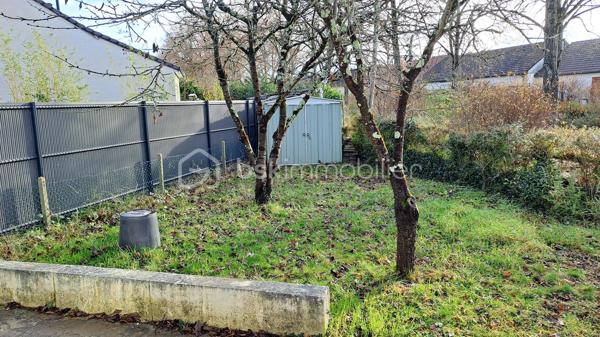 Maison de 81 m2 à Tours quartier Choiseul.

Découvrez cette maison à proximité des lignes 17, 52, 66 et 73, proche des écoles, du lycée Choiseul ainsi que des services santé et des commerces.

Elle se compose, au rez-de-chaussée d'une entrée desservant une cuisine (entièrement aménageable), un WC, un accès au garage et un séjour avec une alcôve-salon pouvant être transformé en 3 ème chambre ou en bureau.

A l'étage, un couloir avec vide sur séjour accède à deux chambres et une salle de bain avec WC. Un espace rangement (petit grenier) est accessible par l'escalier.

En extérieur, vous trouverez une terrasse donnant sur le séjour, une dépendance, un cabanon, un jardin, un garage et une place de stationnement.