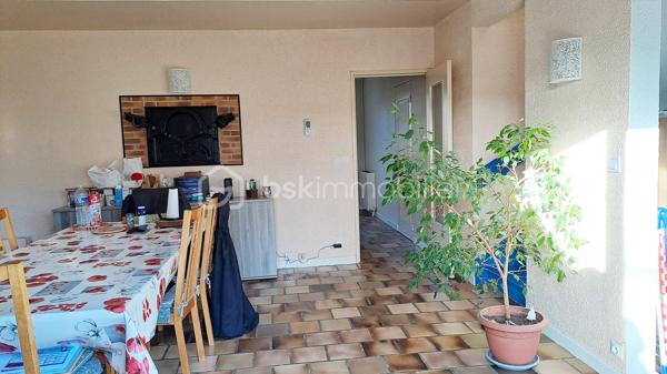 Maison de 81 m2 à Tours quartier Choiseul.

Découvrez cette maison à proximité des lignes 17, 52, 66 et 73, proche des écoles, du lycée Choiseul ainsi que des services santé et des commerces.

Elle se compose, au rez-de-chaussée d'une entrée desservant une cuisine (entièrement aménageable), un WC, un accès au garage et un séjour avec une alcôve-salon pouvant être transformé en 3 ème chambre ou en bureau.

A l'étage, un couloir avec vide sur séjour accède à deux chambres et une salle de bain avec WC. Un espace rangement (petit grenier) est accessible par l'escalier.

En extérieur, vous trouverez une terrasse donnant sur le séjour, une dépendance, un cabanon, un jardin, un garage et une place de stationnement.