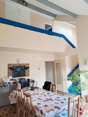 Maison de 81 m2 à Tours quartier Choiseul.

Découvrez cette maison à proximité des lignes 17, 52, 66 et 73, proche des écoles, du lycée Choiseul ainsi que des services santé et des commerces.

Elle se compose, au rez-de-chaussée d'une entrée desservant une cuisine (entièrement aménageable), un WC, un accès au garage et un séjour avec une alcôve-salon pouvant être transformé en 3 ème chambre ou en bureau.

A l'étage, un couloir avec vide sur séjour accède à deux chambres et une salle de bain avec WC. Un espace rangement (petit grenier) est accessible par l'escalier.

En extérieur, vous trouverez une terrasse donnant sur le séjour, une dépendance, un cabanon, un jardin, un garage et une place de stationnement.