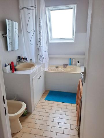 Maison de 81 m2 à Tours quartier Choiseul.

Découvrez cette maison à proximité des lignes 17, 52, 66 et 73, proche des écoles, du lycée Choiseul ainsi que des services santé et des commerces.

Elle se compose, au rez-de-chaussée d'une entrée desservant une cuisine (entièrement aménageable), un WC, un accès au garage et un séjour avec une alcôve-salon pouvant être transformé en 3 ème chambre ou en bureau.

A l'étage, un couloir avec vide sur séjour accède à deux chambres et une salle de bain avec WC. Un espace rangement (petit grenier) est accessible par l'escalier.

En extérieur, vous trouverez une terrasse donnant sur le séjour, une dépendance, un cabanon, un jardin, un garage et une place de stationnement.