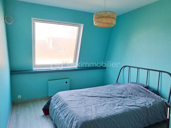 Maison de 81 m2 à Tours quartier Choiseul.

Découvrez cette maison à proximité des lignes 17, 52, 66 et 73, proche des écoles, du lycée Choiseul ainsi que des services santé et des commerces.

Elle se compose, au rez-de-chaussée d'une entrée desservant une cuisine (entièrement aménageable), un WC, un accès au garage et un séjour avec une alcôve-salon pouvant être transformé en 3 ème chambre ou en bureau.

A l'étage, un couloir avec vide sur séjour accède à deux chambres et une salle de bain avec WC. Un espace rangement (petit grenier) est accessible par l'escalier.

En extérieur, vous trouverez une terrasse donnant sur le séjour, une dépendance, un cabanon, un jardin, un garage et une place de stationnement.