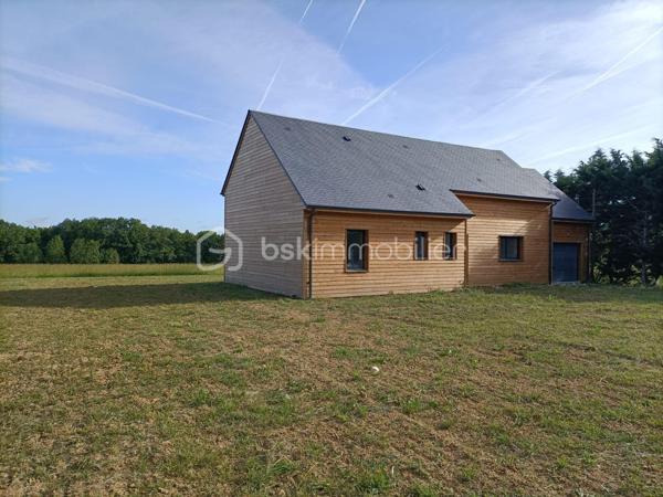 Vous rêvez d'une maison neuve sans attendre les délais de construction et sans avoir à gérer les imprévus d'un chantier ?

À seulement 2 minutes de Château-Renault, sur la commune recherchée du Boulay, découvrez cette magnifique maison de plain-pied achevée en 2025, jamais habitée, alliant confort moderne, performance énergétique et qualité de vie.

Dès l'entrée, vous serez séduite par sa belle pièce de vie lumineuse d'environ 40 m² avec cuisine ouverte, offrant un espace de vie convivial, moderne et fonctionnel, parfaitement adapté au quotidien comme aux moments de réception.

L'espace nuit propose trois chambres, une salle d'eau contemporaine ainsi que des toilettes indépendantes.

Un garage attenant d'environ 18 m² avec accès direct à la maison complète parfaitement l'ensemble.

Édifiée sur un terrain d'environ 2 000 m², cette propriété bénéficie d'un environnement calme et verdoyant tout en restant à proximité immédiate des commerces, écoles et services de Château-Renault.

Pensée pour votre confort et pour maîtriser durablement votre budget énergie, elle bénéficie d'équipements performants. Les futurs propriétaires profiteront également de toute la sérénité d'une construction récente grâce aux garanties décennales et à l'assurance dommages-ouvrage.

Les PLUS :
✓ Maison neuve de 2025 jamais habitée
✓ Plain-pied
✓ Garage attenant
✓ DPE A - Faibles consommations énergétiques
✓ Garanties décennales et dommages-ouvrage
✓ À 2 minutes de Château-Renault et 15 minutes de Monnaie

Un bien rare sur le secteur, prêt à accueillir ses nouveaux propriétaires. Ici, il ne reste plus qu'à poser vos valises et profiter.

Une visite s'impose !
******************************************************