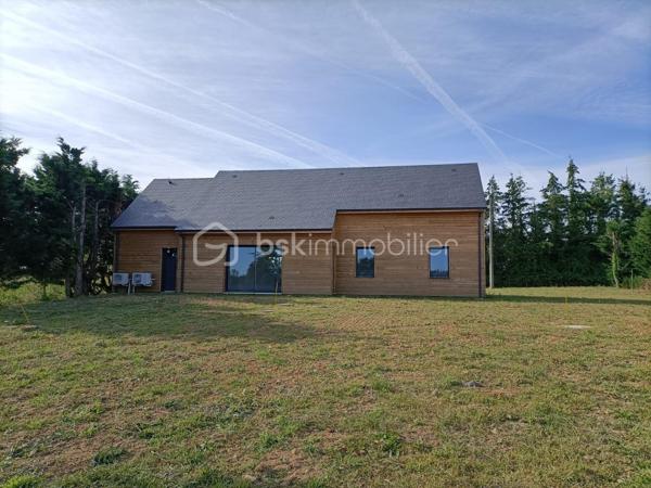 Vous rêvez d'une maison neuve sans attendre les délais de construction et sans avoir à gérer les imprévus d'un chantier ?

À seulement 2 minutes de Château-Renault, sur la commune recherchée du Boulay, découvrez cette magnifique maison de plain-pied achevée en 2025, jamais habitée, alliant confort moderne, performance énergétique et qualité de vie.

Dès l'entrée, vous serez séduite par sa belle pièce de vie lumineuse d'environ 40 m² avec cuisine ouverte, offrant un espace de vie convivial, moderne et fonctionnel, parfaitement adapté au quotidien comme aux moments de réception.

L'espace nuit propose trois chambres, une salle d'eau contemporaine ainsi que des toilettes indépendantes.

Un garage attenant d'environ 18 m² avec accès direct à la maison complète parfaitement l'ensemble.

Édifiée sur un terrain d'environ 2 000 m², cette propriété bénéficie d'un environnement calme et verdoyant tout en restant à proximité immédiate des commerces, écoles et services de Château-Renault.

Pensée pour votre confort et pour maîtriser durablement votre budget énergie, elle bénéficie d'équipements performants. Les futurs propriétaires profiteront également de toute la sérénité d'une construction récente grâce aux garanties décennales et à l'assurance dommages-ouvrage.

Les PLUS :
✓ Maison neuve de 2025 jamais habitée
✓ Plain-pied
✓ Garage attenant
✓ DPE A - Faibles consommations énergétiques
✓ Garanties décennales et dommages-ouvrage
✓ À 2 minutes de Château-Renault et 15 minutes de Monnaie

Un bien rare sur le secteur, prêt à accueillir ses nouveaux propriétaires. Ici, il ne reste plus qu'à poser vos valises et profiter.

Une visite s'impose !
******************************************************