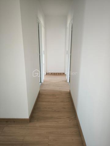 Vous rêvez d'une maison neuve sans attendre les délais de construction et sans avoir à gérer les imprévus d'un chantier ?

À seulement 2 minutes de Château-Renault, sur la commune recherchée du Boulay, découvrez cette magnifique maison de plain-pied achevée en 2025, jamais habitée, alliant confort moderne, performance énergétique et qualité de vie.

Dès l'entrée, vous serez séduite par sa belle pièce de vie lumineuse d'environ 40 m² avec cuisine ouverte, offrant un espace de vie convivial, moderne et fonctionnel, parfaitement adapté au quotidien comme aux moments de réception.

L'espace nuit propose trois chambres, une salle d'eau contemporaine ainsi que des toilettes indépendantes.

Un garage attenant d'environ 18 m² avec accès direct à la maison complète parfaitement l'ensemble.

Édifiée sur un terrain d'environ 2 000 m², cette propriété bénéficie d'un environnement calme et verdoyant tout en restant à proximité immédiate des commerces, écoles et services de Château-Renault.

Pensée pour votre confort et pour maîtriser durablement votre budget énergie, elle bénéficie d'équipements performants. Les futurs propriétaires profiteront également de toute la sérénité d'une construction récente grâce aux garanties décennales et à l'assurance dommages-ouvrage.

Les PLUS :
✓ Maison neuve de 2025 jamais habitée
✓ Plain-pied
✓ Garage attenant
✓ DPE A - Faibles consommations énergétiques
✓ Garanties décennales et dommages-ouvrage
✓ À 2 minutes de Château-Renault et 15 minutes de Monnaie

Un bien rare sur le secteur, prêt à accueillir ses nouveaux propriétaires. Ici, il ne reste plus qu'à poser vos valises et profiter.

Une visite s'impose !
******************************************************