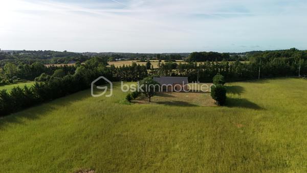 Vous rêvez d'une maison neuve sans attendre les délais de construction et sans avoir à gérer les imprévus d'un chantier ?

À seulement 2 minutes de Château-Renault, sur la commune recherchée du Boulay, découvrez cette magnifique maison de plain-pied achevée en 2025, jamais habitée, alliant confort moderne, performance énergétique et qualité de vie.

Dès l'entrée, vous serez séduite par sa belle pièce de vie lumineuse d'environ 40 m² avec cuisine ouverte, offrant un espace de vie convivial, moderne et fonctionnel, parfaitement adapté au quotidien comme aux moments de réception.

L'espace nuit propose trois chambres, une salle d'eau contemporaine ainsi que des toilettes indépendantes.

Un garage attenant d'environ 18 m² avec accès direct à la maison complète parfaitement l'ensemble.

Édifiée sur un terrain d'environ 2 000 m², cette propriété bénéficie d'un environnement calme et verdoyant tout en restant à proximité immédiate des commerces, écoles et services de Château-Renault.

Pensée pour votre confort et pour maîtriser durablement votre budget énergie, elle bénéficie d'équipements performants. Les futurs propriétaires profiteront également de toute la sérénité d'une construction récente grâce aux garanties décennales et à l'assurance dommages-ouvrage.

Les PLUS :
✓ Maison neuve de 2025 jamais habitée
✓ Plain-pied
✓ Garage attenant
✓ DPE A - Faibles consommations énergétiques
✓ Garanties décennales et dommages-ouvrage
✓ À 2 minutes de Château-Renault et 15 minutes de Monnaie

Un bien rare sur le secteur, prêt à accueillir ses nouveaux propriétaires. Ici, il ne reste plus qu'à poser vos valises et profiter.

Une visite s'impose !
******************************************************