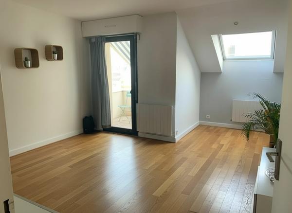 NOUVEAUTÉ – T2 lumineux dernier étage avec balcon et 2 stationnements – Quartier Zola