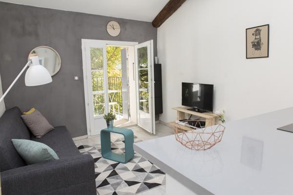 Aix-en-Provence (13100) T1BIS 40 M2 AU SOL AVEC BALCON AU CALME ABSOLU DU CV HISTORIQUE