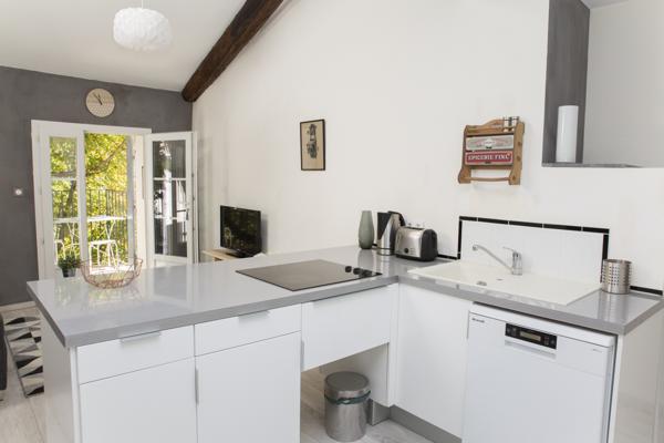 Aix-en-Provence (13100) T1BIS 40 M2 AU SOL AVEC BALCON AU CALME ABSOLU DU CV HISTORIQUE