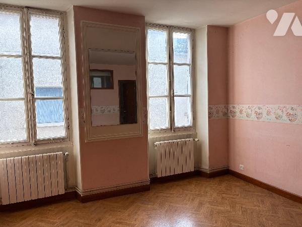 Cœur de village de Damazan -  Grande maison en pierre de plus de 210 m², avec garage et grenier !