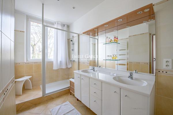 A vendre - Demeure de Maître - Appartements indépendants -Maisons Laffitte -10 pièce(s) 381 m2  habitables- 1600 m² de terrain-7 chambres entre ville et nature.