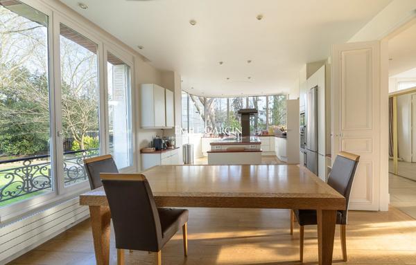 A vendre - Demeure de Maître - Appartements indépendants -Maisons Laffitte -10 pièce(s) 381 m2  habitables- 1600 m² de terrain-7 chambres entre ville et nature.