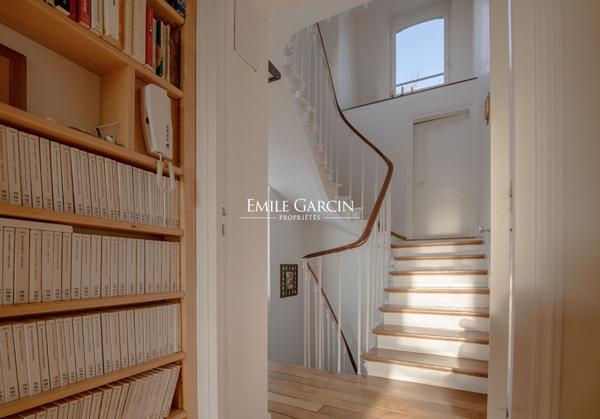 A vendre - Demeure de Maître - Appartements indépendants -Maisons Laffitte -10 pièce(s) 381 m2  habitables- 1600 m² de terrain-7 chambres entre ville et nature.