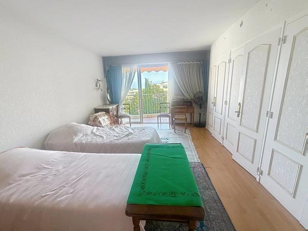 Vente                                                      Appartement
                        
                     2 pièces                      53 m2                     à Cannes