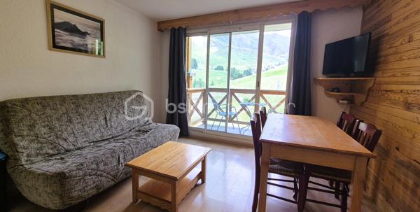 🏔️✨ APPARTEMENT 6 COUCHAGES – RÉSIDENCE AVEC PISCINE – LA FOUX D'ALLOS – ESPACE LUMIÈRE 🏊‍♂️⛷️
❤️ UN VÉRITABLE COUP DE CŒUR POUR VOS VACANCES À LA MONTAGNE !
Au cœur de La Foux d'Allos, station de sports d'hiver et d'été du domaine Espace Lumière (liaison La Foux d'Allos / Pra Loup), découvrez ce bel appartement d'environ 28 m², idéal pour accueillir jusqu'à 6 personnes.
Situé dans le Val d'Allos, aux portes du Parc National du Mercantour, aux sources du Verdon et à proximité des magnifiques Gorges du Verdon, ce bien bénéficie d'un environnement naturel exceptionnel où les activités se vivent toute l'année : ski, randonnée, VTT, trail, sports d'eau vive, pêche... 🌿🏔️💧
________________________________________
✨ DESCRIPTIF DU BIEN
🏡 Appartement d'environ 28 m², situé au 3ᵉ étage avec ascenseur d'une résidence parfaitement entretenue.
Il se compose de :
🚪 Une entrée avec coin montagne équipé de lits superposés,
🛋️ Un séjour lumineux avec canapé convertible,
🍽️ Une kitchenette ouverte, aménagée et équipée,
🛁 Une salle de bains,
🚽 Toilettes séparées,
🌞 Un agréable balcon offrant une belle vue dégagée sur les montagnes.
Appartement fonctionnel, chaleureux et parfaitement agencé pour des séjours en famille ou entre amis.
________________________________________
🏊 LES ATOUTS DE LA RÉSIDENCE
🏊 Piscine réservée aux résidents, idéale pour se détendre après une journée de ski ou de randonnée.
🛎️ Conciergerie sur place, un véritable plus pour simplifier la gestion d'une location saisonnière.
🛗 Ascenseur
🅿️ Parking privatif sécurisé par barrière.
________________________________________
📍 UN EMPLACEMENT PRIVILÉGIÉ
⛷️ À quelques pas des remontées mécaniques.
🛍️ Proche des commerces, restaurants et animations de la station.
🚵‍♂️ Une destination incontournable été comme hiver : ski, VTT, randonnée, trail, accrobranche et nombreuses activités de pleine nature.
🌿 Aux portes du Parc National du Mercantour.
💧 À proximité du Lac d'Allos, des sources du Verdon et des célèbres Gorges du Verdon.
________________________________________
⭐ LES PLUS
💙 Résidence avec piscine
⛷️ Station dynamique hiver / été
🛗 Ascenseur
🛏️ Jusqu'à 6 couchages
🚽 WC séparés
🅿️ Parking privatif sécurisé
🛎️ Conciergerie sur place
🧳 Appartement vendu meublé (selon les conditions de la vente)
💰 Excellent potentiel pour un investissement locatif saisonnier.
________________________________________
✨ Que vous recherchiez un pied-à-terre familial ou un investissement dans l'une des stations les plus recherchées des Alpes du Sud, cet appartement saura vous séduire par son emplacement, ses prestations et son fort potentiel.
📞 À voir sans tarder ! Contactez-moi pour plus de renseignements ou pour organiser une visite.
🏔️ Le Val d'Allos, bien plus qu'une destination… un art de vivre au cœur des Alpes.