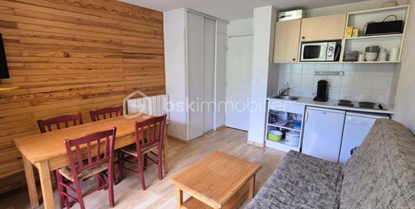 🏔️✨ APPARTEMENT 6 COUCHAGES – RÉSIDENCE AVEC PISCINE – LA FOUX D'ALLOS – ESPACE LUMIÈRE 🏊‍♂️⛷️
❤️ UN VÉRITABLE COUP DE CŒUR POUR VOS VACANCES À LA MONTAGNE !
Au cœur de La Foux d'Allos, station de sports d'hiver et d'été du domaine Espace Lumière (liaison La Foux d'Allos / Pra Loup), découvrez ce bel appartement d'environ 28 m², idéal pour accueillir jusqu'à 6 personnes.
Situé dans le Val d'Allos, aux portes du Parc National du Mercantour, aux sources du Verdon et à proximité des magnifiques Gorges du Verdon, ce bien bénéficie d'un environnement naturel exceptionnel où les activités se vivent toute l'année : ski, randonnée, VTT, trail, sports d'eau vive, pêche... 🌿🏔️💧
________________________________________
✨ DESCRIPTIF DU BIEN
🏡 Appartement d'environ 28 m², situé au 3ᵉ étage avec ascenseur d'une résidence parfaitement entretenue.
Il se compose de :
🚪 Une entrée avec coin montagne équipé de lits superposés,
🛋️ Un séjour lumineux avec canapé convertible,
🍽️ Une kitchenette ouverte, aménagée et équipée,
🛁 Une salle de bains,
🚽 Toilettes séparées,
🌞 Un agréable balcon offrant une belle vue dégagée sur les montagnes.
Appartement fonctionnel, chaleureux et parfaitement agencé pour des séjours en famille ou entre amis.
________________________________________
🏊 LES ATOUTS DE LA RÉSIDENCE
🏊 Piscine réservée aux résidents, idéale pour se détendre après une journée de ski ou de randonnée.
🛎️ Conciergerie sur place, un véritable plus pour simplifier la gestion d'une location saisonnière.
🛗 Ascenseur
🅿️ Parking privatif sécurisé par barrière.
________________________________________
📍 UN EMPLACEMENT PRIVILÉGIÉ
⛷️ À quelques pas des remontées mécaniques.
🛍️ Proche des commerces, restaurants et animations de la station.
🚵‍♂️ Une destination incontournable été comme hiver : ski, VTT, randonnée, trail, accrobranche et nombreuses activités de pleine nature.
🌿 Aux portes du Parc National du Mercantour.
💧 À proximité du Lac d'Allos, des sources du Verdon et des célèbres Gorges du Verdon.
________________________________________
⭐ LES PLUS
💙 Résidence avec piscine
⛷️ Station dynamique hiver / été
🛗 Ascenseur
🛏️ Jusqu'à 6 couchages
🚽 WC séparés
🅿️ Parking privatif sécurisé
🛎️ Conciergerie sur place
🧳 Appartement vendu meublé (selon les conditions de la vente)
💰 Excellent potentiel pour un investissement locatif saisonnier.
________________________________________
✨ Que vous recherchiez un pied-à-terre familial ou un investissement dans l'une des stations les plus recherchées des Alpes du Sud, cet appartement saura vous séduire par son emplacement, ses prestations et son fort potentiel.
📞 À voir sans tarder ! Contactez-moi pour plus de renseignements ou pour organiser une visite.
🏔️ Le Val d'Allos, bien plus qu'une destination… un art de vivre au cœur des Alpes.