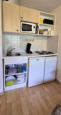 🏔️✨ APPARTEMENT 6 COUCHAGES – RÉSIDENCE AVEC PISCINE – LA FOUX D'ALLOS – ESPACE LUMIÈRE 🏊‍♂️⛷️
❤️ UN VÉRITABLE COUP DE CŒUR POUR VOS VACANCES À LA MONTAGNE !
Au cœur de La Foux d'Allos, station de sports d'hiver et d'été du domaine Espace Lumière (liaison La Foux d'Allos / Pra Loup), découvrez ce bel appartement d'environ 28 m², idéal pour accueillir jusqu'à 6 personnes.
Situé dans le Val d'Allos, aux portes du Parc National du Mercantour, aux sources du Verdon et à proximité des magnifiques Gorges du Verdon, ce bien bénéficie d'un environnement naturel exceptionnel où les activités se vivent toute l'année : ski, randonnée, VTT, trail, sports d'eau vive, pêche... 🌿🏔️💧
________________________________________
✨ DESCRIPTIF DU BIEN
🏡 Appartement d'environ 28 m², situé au 3ᵉ étage avec ascenseur d'une résidence parfaitement entretenue.
Il se compose de :
🚪 Une entrée avec coin montagne équipé de lits superposés,
🛋️ Un séjour lumineux avec canapé convertible,
🍽️ Une kitchenette ouverte, aménagée et équipée,
🛁 Une salle de bains,
🚽 Toilettes séparées,
🌞 Un agréable balcon offrant une belle vue dégagée sur les montagnes.
Appartement fonctionnel, chaleureux et parfaitement agencé pour des séjours en famille ou entre amis.
________________________________________
🏊 LES ATOUTS DE LA RÉSIDENCE
🏊 Piscine réservée aux résidents, idéale pour se détendre après une journée de ski ou de randonnée.
🛎️ Conciergerie sur place, un véritable plus pour simplifier la gestion d'une location saisonnière.
🛗 Ascenseur
🅿️ Parking privatif sécurisé par barrière.
________________________________________
📍 UN EMPLACEMENT PRIVILÉGIÉ
⛷️ À quelques pas des remontées mécaniques.
🛍️ Proche des commerces, restaurants et animations de la station.
🚵‍♂️ Une destination incontournable été comme hiver : ski, VTT, randonnée, trail, accrobranche et nombreuses activités de pleine nature.
🌿 Aux portes du Parc National du Mercantour.
💧 À proximité du Lac d'Allos, des sources du Verdon et des célèbres Gorges du Verdon.
________________________________________
⭐ LES PLUS
💙 Résidence avec piscine
⛷️ Station dynamique hiver / été
🛗 Ascenseur
🛏️ Jusqu'à 6 couchages
🚽 WC séparés
🅿️ Parking privatif sécurisé
🛎️ Conciergerie sur place
🧳 Appartement vendu meublé (selon les conditions de la vente)
💰 Excellent potentiel pour un investissement locatif saisonnier.
________________________________________
✨ Que vous recherchiez un pied-à-terre familial ou un investissement dans l'une des stations les plus recherchées des Alpes du Sud, cet appartement saura vous séduire par son emplacement, ses prestations et son fort potentiel.
📞 À voir sans tarder ! Contactez-moi pour plus de renseignements ou pour organiser une visite.
🏔️ Le Val d'Allos, bien plus qu'une destination… un art de vivre au cœur des Alpes.