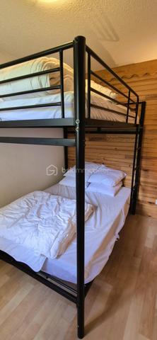 🏔️✨ APPARTEMENT 6 COUCHAGES – RÉSIDENCE AVEC PISCINE – LA FOUX D'ALLOS – ESPACE LUMIÈRE 🏊‍♂️⛷️
❤️ UN VÉRITABLE COUP DE CŒUR POUR VOS VACANCES À LA MONTAGNE !
Au cœur de La Foux d'Allos, station de sports d'hiver et d'été du domaine Espace Lumière (liaison La Foux d'Allos / Pra Loup), découvrez ce bel appartement d'environ 28 m², idéal pour accueillir jusqu'à 6 personnes.
Situé dans le Val d'Allos, aux portes du Parc National du Mercantour, aux sources du Verdon et à proximité des magnifiques Gorges du Verdon, ce bien bénéficie d'un environnement naturel exceptionnel où les activités se vivent toute l'année : ski, randonnée, VTT, trail, sports d'eau vive, pêche... 🌿🏔️💧
________________________________________
✨ DESCRIPTIF DU BIEN
🏡 Appartement d'environ 28 m², situé au 3ᵉ étage avec ascenseur d'une résidence parfaitement entretenue.
Il se compose de :
🚪 Une entrée avec coin montagne équipé de lits superposés,
🛋️ Un séjour lumineux avec canapé convertible,
🍽️ Une kitchenette ouverte, aménagée et équipée,
🛁 Une salle de bains,
🚽 Toilettes séparées,
🌞 Un agréable balcon offrant une belle vue dégagée sur les montagnes.
Appartement fonctionnel, chaleureux et parfaitement agencé pour des séjours en famille ou entre amis.
________________________________________
🏊 LES ATOUTS DE LA RÉSIDENCE
🏊 Piscine réservée aux résidents, idéale pour se détendre après une journée de ski ou de randonnée.
🛎️ Conciergerie sur place, un véritable plus pour simplifier la gestion d'une location saisonnière.
🛗 Ascenseur
🅿️ Parking privatif sécurisé par barrière.
________________________________________
📍 UN EMPLACEMENT PRIVILÉGIÉ
⛷️ À quelques pas des remontées mécaniques.
🛍️ Proche des commerces, restaurants et animations de la station.
🚵‍♂️ Une destination incontournable été comme hiver : ski, VTT, randonnée, trail, accrobranche et nombreuses activités de pleine nature.
🌿 Aux portes du Parc National du Mercantour.
💧 À proximité du Lac d'Allos, des sources du Verdon et des célèbres Gorges du Verdon.
________________________________________
⭐ LES PLUS
💙 Résidence avec piscine
⛷️ Station dynamique hiver / été
🛗 Ascenseur
🛏️ Jusqu'à 6 couchages
🚽 WC séparés
🅿️ Parking privatif sécurisé
🛎️ Conciergerie sur place
🧳 Appartement vendu meublé (selon les conditions de la vente)
💰 Excellent potentiel pour un investissement locatif saisonnier.
________________________________________
✨ Que vous recherchiez un pied-à-terre familial ou un investissement dans l'une des stations les plus recherchées des Alpes du Sud, cet appartement saura vous séduire par son emplacement, ses prestations et son fort potentiel.
📞 À voir sans tarder ! Contactez-moi pour plus de renseignements ou pour organiser une visite.
🏔️ Le Val d'Allos, bien plus qu'une destination… un art de vivre au cœur des Alpes.
