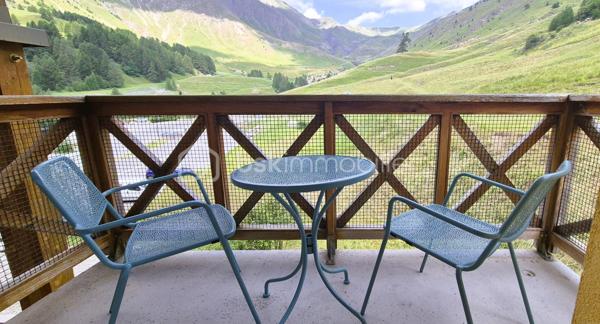 🏔️✨ APPARTEMENT 6 COUCHAGES – RÉSIDENCE AVEC PISCINE – LA FOUX D'ALLOS – ESPACE LUMIÈRE 🏊‍♂️⛷️
❤️ UN VÉRITABLE COUP DE CŒUR POUR VOS VACANCES À LA MONTAGNE !
Au cœur de La Foux d'Allos, station de sports d'hiver et d'été du domaine Espace Lumière (liaison La Foux d'Allos / Pra Loup), découvrez ce bel appartement d'environ 28 m², idéal pour accueillir jusqu'à 6 personnes.
Situé dans le Val d'Allos, aux portes du Parc National du Mercantour, aux sources du Verdon et à proximité des magnifiques Gorges du Verdon, ce bien bénéficie d'un environnement naturel exceptionnel où les activités se vivent toute l'année : ski, randonnée, VTT, trail, sports d'eau vive, pêche... 🌿🏔️💧
________________________________________
✨ DESCRIPTIF DU BIEN
🏡 Appartement d'environ 28 m², situé au 3ᵉ étage avec ascenseur d'une résidence parfaitement entretenue.
Il se compose de :
🚪 Une entrée avec coin montagne équipé de lits superposés,
🛋️ Un séjour lumineux avec canapé convertible,
🍽️ Une kitchenette ouverte, aménagée et équipée,
🛁 Une salle de bains,
🚽 Toilettes séparées,
🌞 Un agréable balcon offrant une belle vue dégagée sur les montagnes.
Appartement fonctionnel, chaleureux et parfaitement agencé pour des séjours en famille ou entre amis.
________________________________________
🏊 LES ATOUTS DE LA RÉSIDENCE
🏊 Piscine réservée aux résidents, idéale pour se détendre après une journée de ski ou de randonnée.
🛎️ Conciergerie sur place, un véritable plus pour simplifier la gestion d'une location saisonnière.
🛗 Ascenseur
🅿️ Parking privatif sécurisé par barrière.
________________________________________
📍 UN EMPLACEMENT PRIVILÉGIÉ
⛷️ À quelques pas des remontées mécaniques.
🛍️ Proche des commerces, restaurants et animations de la station.
🚵‍♂️ Une destination incontournable été comme hiver : ski, VTT, randonnée, trail, accrobranche et nombreuses activités de pleine nature.
🌿 Aux portes du Parc National du Mercantour.
💧 À proximité du Lac d'Allos, des sources du Verdon et des célèbres Gorges du Verdon.
________________________________________
⭐ LES PLUS
💙 Résidence avec piscine
⛷️ Station dynamique hiver / été
🛗 Ascenseur
🛏️ Jusqu'à 6 couchages
🚽 WC séparés
🅿️ Parking privatif sécurisé
🛎️ Conciergerie sur place
🧳 Appartement vendu meublé (selon les conditions de la vente)
💰 Excellent potentiel pour un investissement locatif saisonnier.
________________________________________
✨ Que vous recherchiez un pied-à-terre familial ou un investissement dans l'une des stations les plus recherchées des Alpes du Sud, cet appartement saura vous séduire par son emplacement, ses prestations et son fort potentiel.
📞 À voir sans tarder ! Contactez-moi pour plus de renseignements ou pour organiser une visite.
🏔️ Le Val d'Allos, bien plus qu'une destination… un art de vivre au cœur des Alpes.